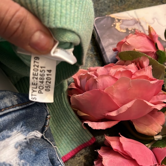 Vineyard Vines Sweater 🐳 🏖️ - Picture 8 of 10